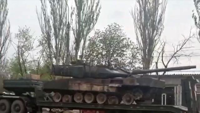 Танк Леопард-2А6 на трейлере