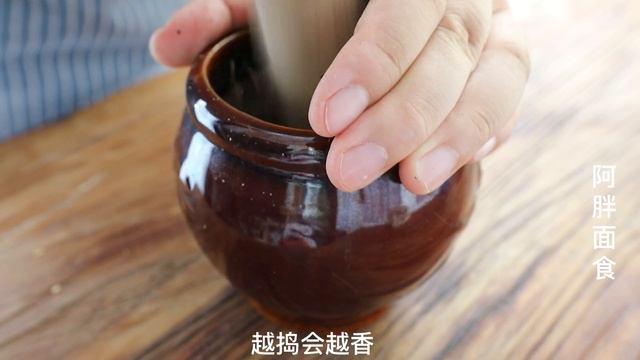 我家就爱这样吃芝麻，每年总要做七八次，入口太香了，好吃！【阿胖面食】