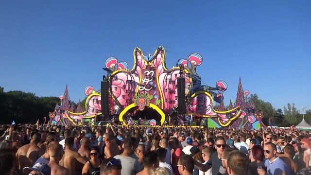 Pussy lounge at the park 2015