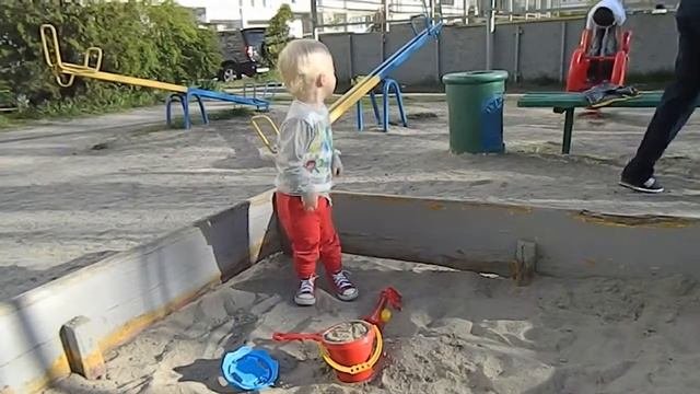 Малыш Лев играет в песочнице Little Leo Plays In The Sandbox