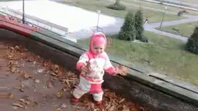Собираем осенние листья (Ника, 1г 2мес)