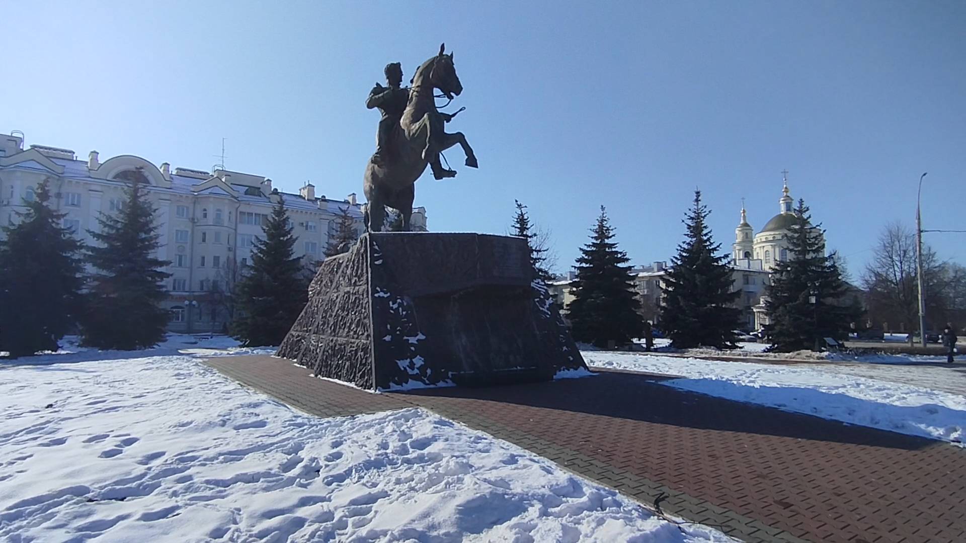 Снег в сквере. Сквер Ермолова, памятник. Февраль 2025 год