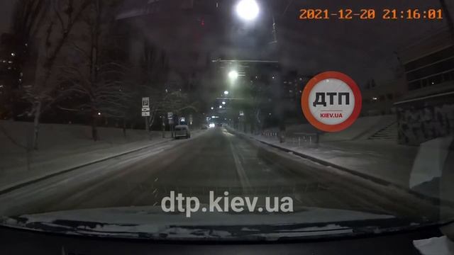 Киев. Наш читатель Олег испугал нарушителя. Видео.