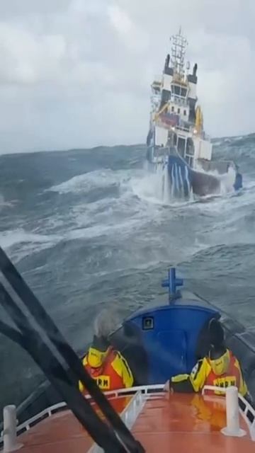 This is how storm waves look like from small boats