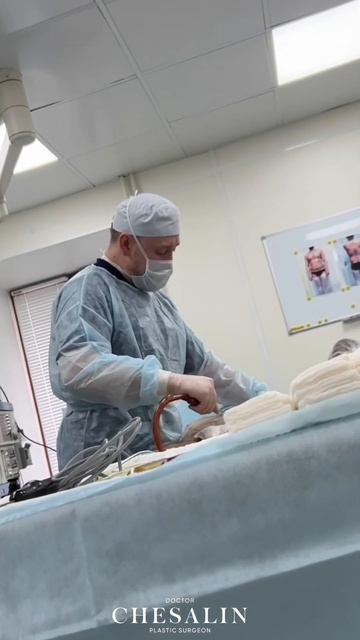Липосакция живота, боков и груди в процессе.