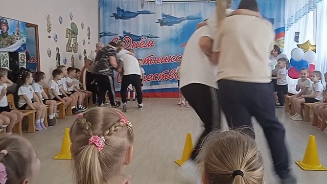 Праздник "23 февраля" в старших группах "Радуга", "Подсолнушек" и "Неваляшка"