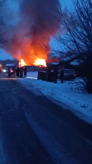 ГОРИТ ОГНЕМ: в Таловой горит частный дом. 🔥