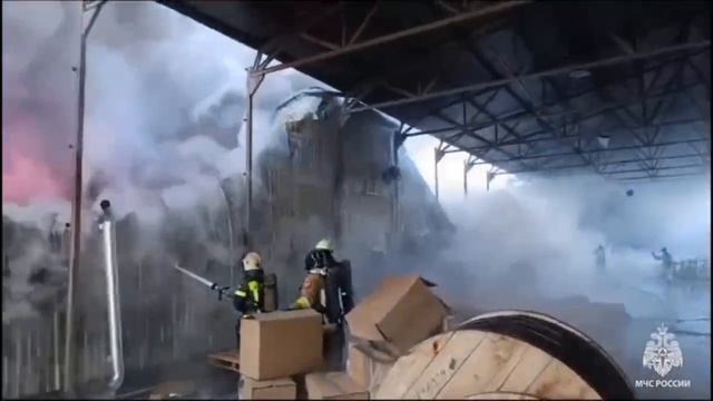 ПОЛЫХАЕТ: в Ростове-на-Дону горел склад с макулатурой на Доватора, 148.