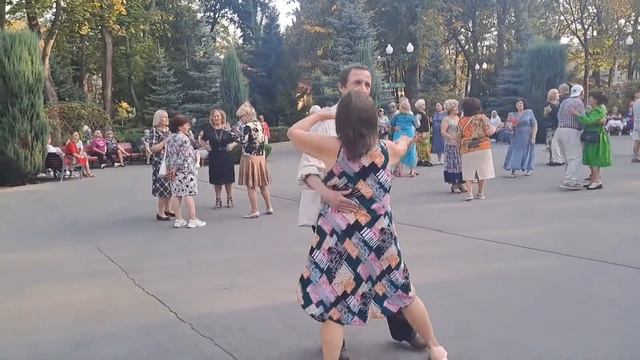 ОСЕННИЕ ЛИСТЬЯ КРУЖАТ В САДУ ❤️ ТАНЦЬІ В ПАРКЕ ГОРЬКОГО ❤️ ХАРЬКОВ ОКТЯБРЬ 2023