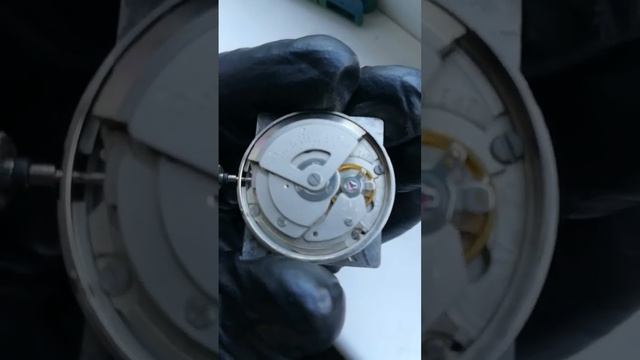 Механизм часов Orient.