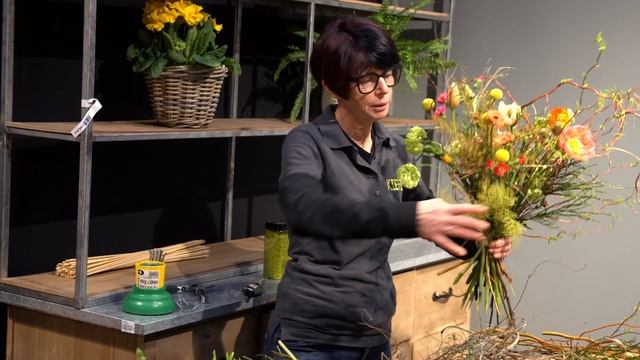 Tutorial: Bunter Blumenstrauß mit Frühlingsblumen, Zweigen & Gräsern!