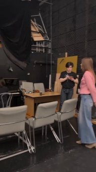 Скрудж и его друзья распеваются..