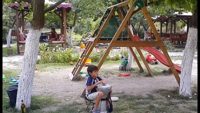 Юный барабанщик Рамазан в Салачике