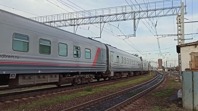 Электровоз ЭП20-077 со скорым поездом №91 Севастополь—Москва отправляется со станции Миллерово