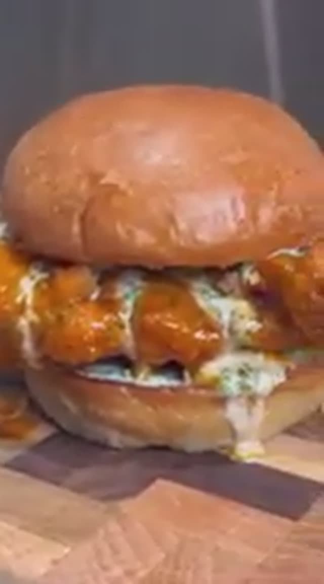 Бургер с жареной курицей "Баффало"/ Buffalo Fried Chicken Burger