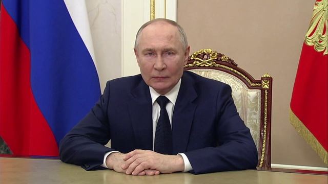 Владимир Путин поздравил российских военных, ветеранов боевых действий и тех, кто стоит