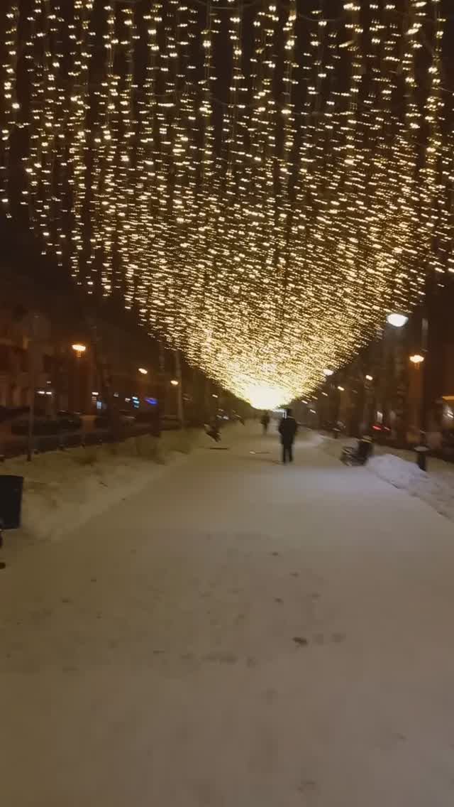 Светящаяся аллея на ул. Кирова в Кемерово