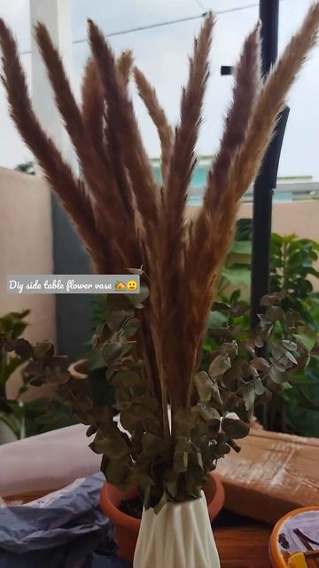 DIY. Dried leaves flower vase arrangement to fill the empty space in your home 🏠.
