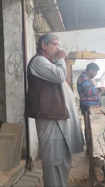 Скромный перекур обычного работяги из Индии