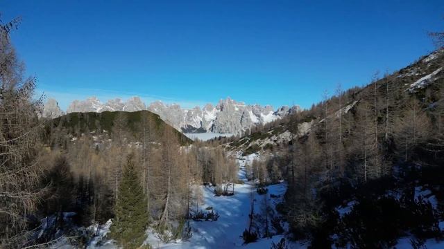 Dolomity - zimní přechod Dolomit z jihu k Rakouským hranicím.