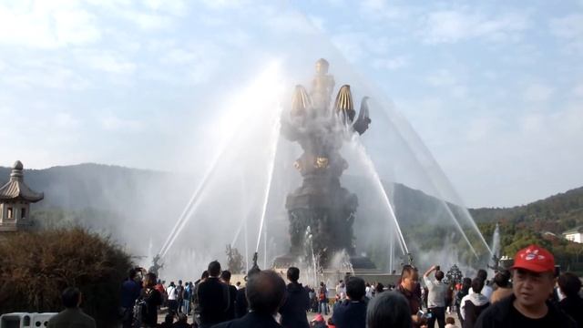 Lingshan Grand Buddha China -  една от най-големите статуи в света.
