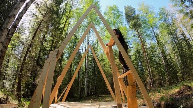 Лесные - строим дом a-frame (шалаш) в два этажа - волки рядом, заимка в лесу