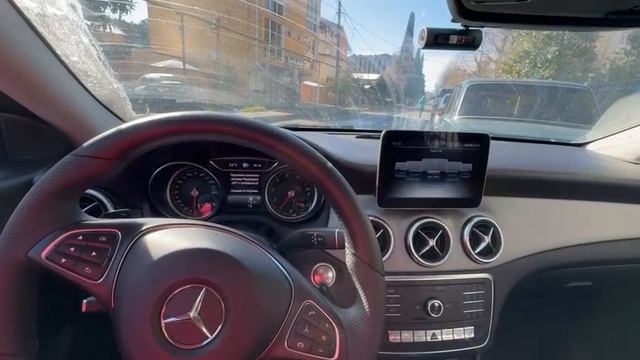 автоматическая парковка на Мерседесе CLA.