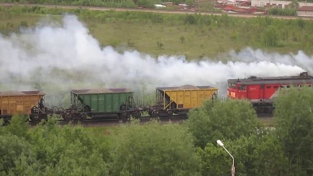 Тепловоз 2ТЭ10М-0781 с рабочим составом выезжает из Архангельска