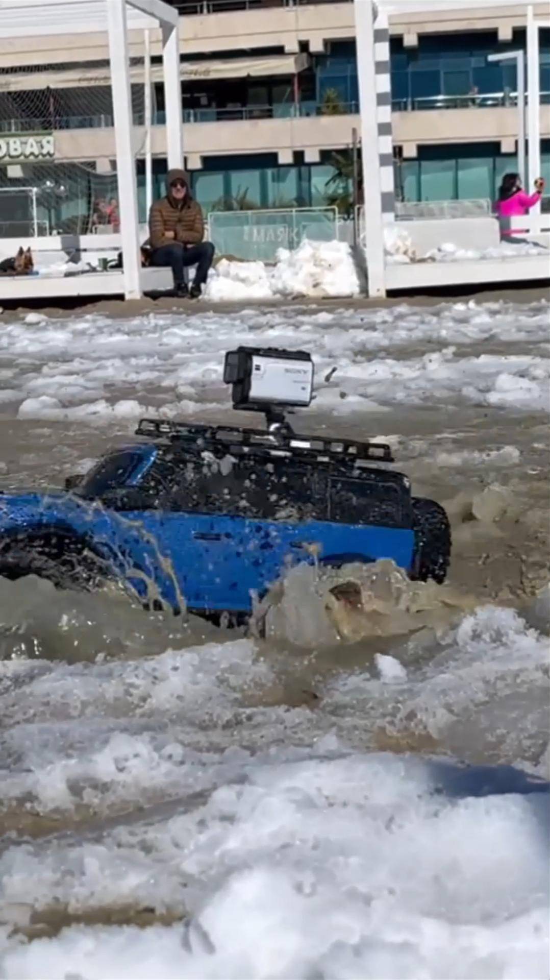 Пляж, снег, лужи Ford Bronco TRX4