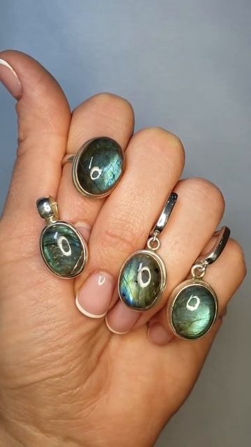 Серебряные серьги, кольцо и кулон с лабрадором