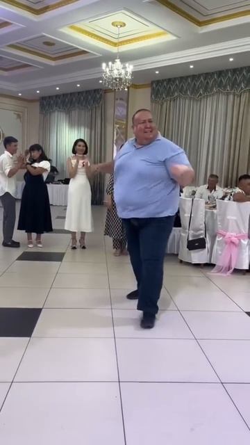 Толстяк танцует