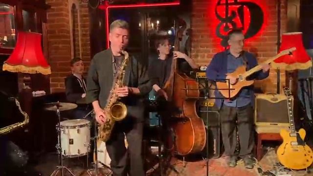 Джем в Козлове. Караван с самовлюбленными саксофонистами.