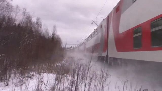 Электровоз ЭП20-075 с пассажирским поездом