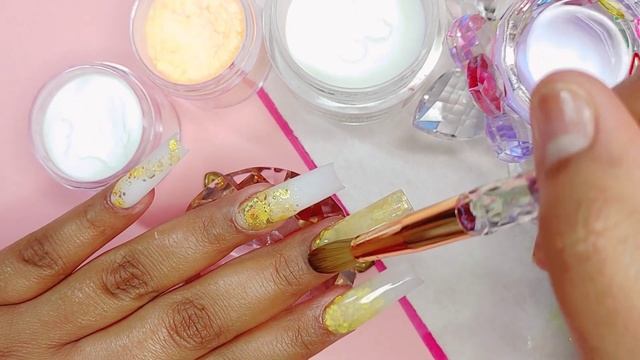 DISEÑO DE UÑAS ACRILICAS EN TONO OPAL Y GLITTER💛