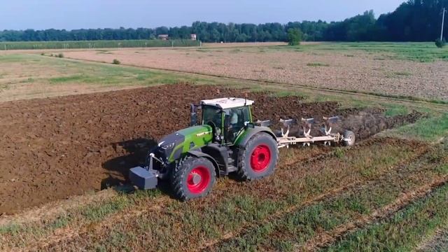 Fendt 942 Vario in ploughing