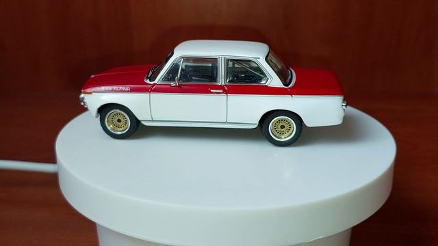 BMW 2002 Tii Alpina (1972), white red.mp4