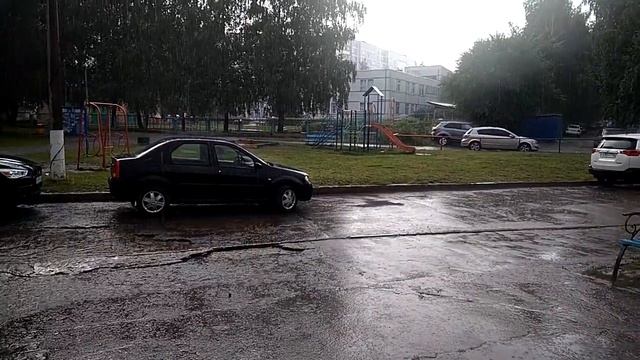 Летний дождик в соседнем дворе