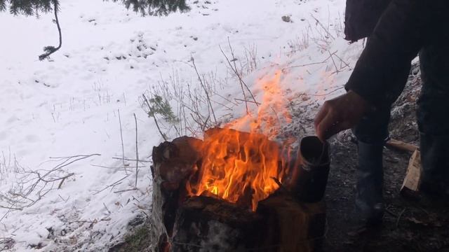 Зимний кемпинг в снежную бурю. Строительство убежища для выживания.