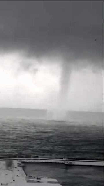 Водяной смерч у берегов Турции в Чёрном море