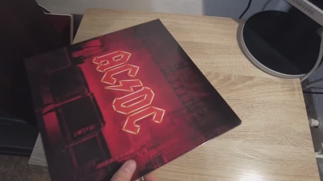 Распаковка нового альбома супер группы ACDC - Power Up