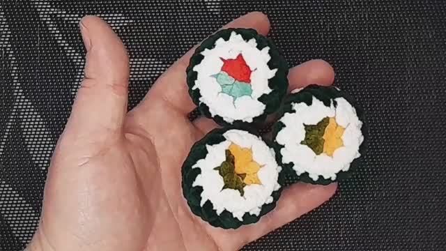 Брелок для ключей своми руками  роллы суши игрушки из плюшевой пряжи крючком