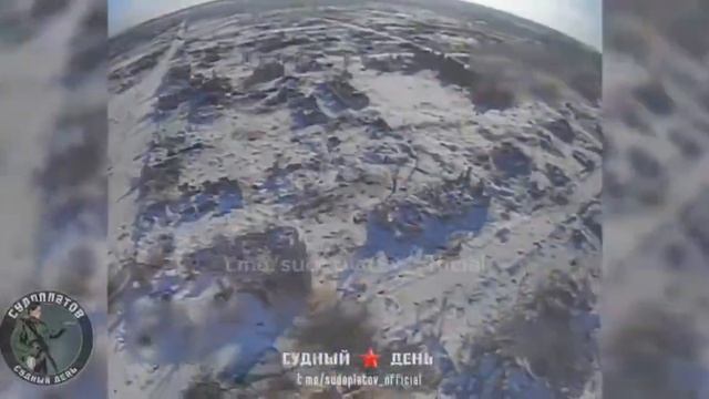 ФПВ дрон работает как бомбардировщик, закидывая в Волчанске на Микол СВУ на базе ТМ-62...