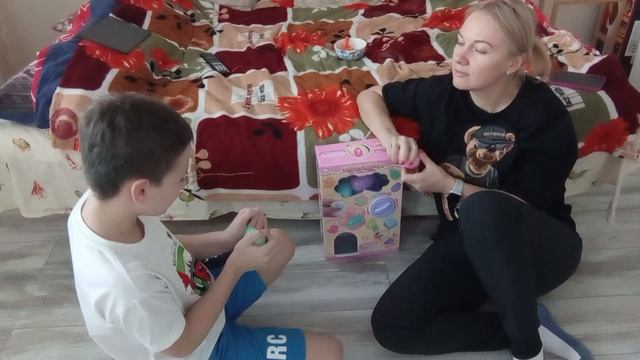 достаём из набора какие-то игрушки или что-то прочее прочее (Вова-Мама(Надежда Сергеевна)