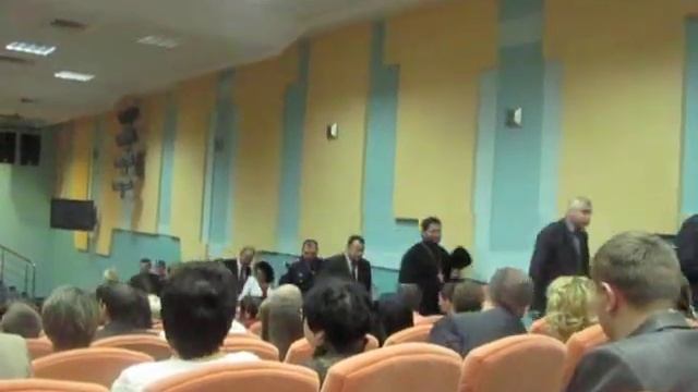 Начальство в панике убегает, услышав музыку...