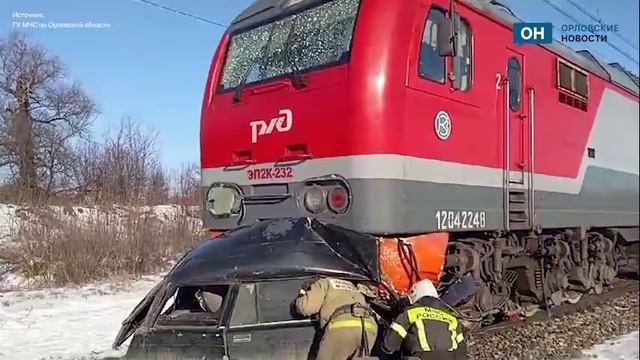 Два человека погибли в столкновении поезда с машиной