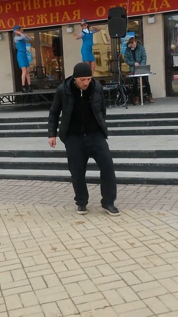Мужчина  танцует