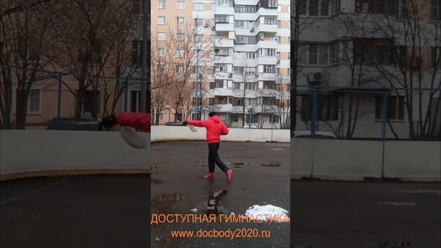 Упражнения с мечом Цзянь на спортплощадке (89)