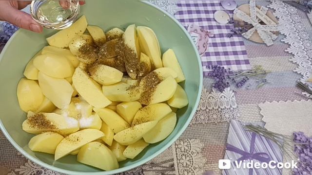 "Куриные бёдра с картошкой в рукаве" 😋
Когда не хочешь долго возиться на кухне 😉