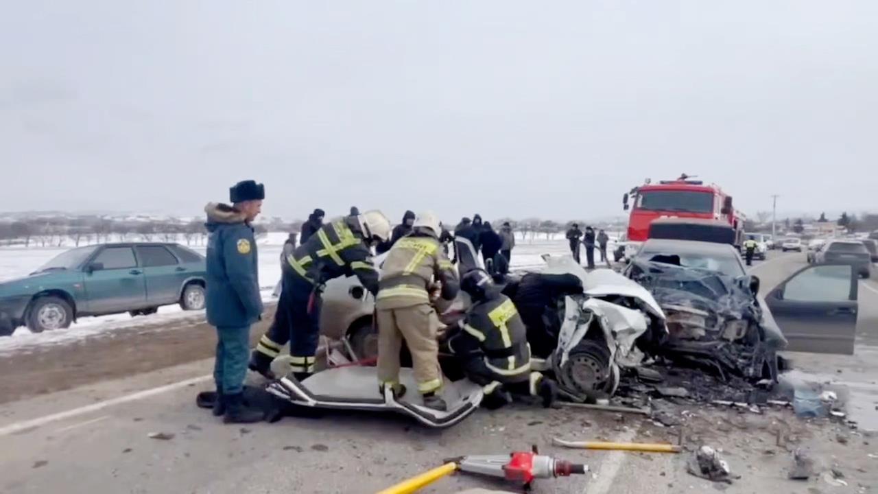 Четыре человека погибли в ДТП в Карачаево-Черкесии: видео