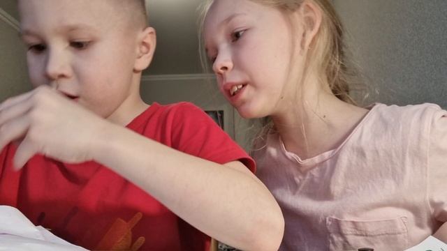Распоковка бумажного сюрприза для Кирилла. 🫠 Сделали ему татушку на руке. Подпишись на наш телеграм